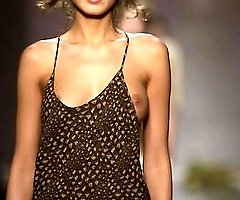 Paparazzi shoot hot models tits while the fashion show